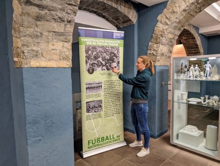 Die Ausstellung „Mehr als nur ein Spiel – More than just a game“  läuft während der Fußball-Europameisterschaft im Kreismuseum Wewelsburg und zeigt, wie sich der Fußball der Politik und der Ideologie des Nationalsozialismus untergeordnet hat. (Foto ©Kreismuseum Wewelsburg).